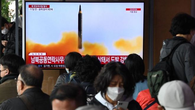 La gente mira el lanzamiento del misil en Corea del Sur.
