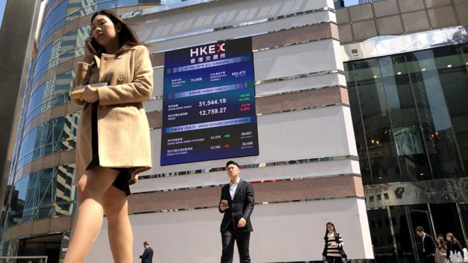 Рекламный щит на передней части здания показывает тенденции фондового рынка для различных компаний, зарегистрированных 27 февраля 2018 года в Гонконге, Китай.