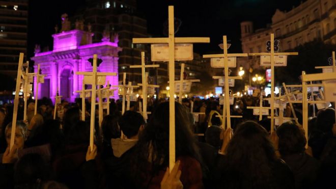 Люди присутствуют на марше по случаю Международного дня борьбы за ликвидацию насилия в отношении женщин в Валенсии, Испания, 25 ноября 2019 года.