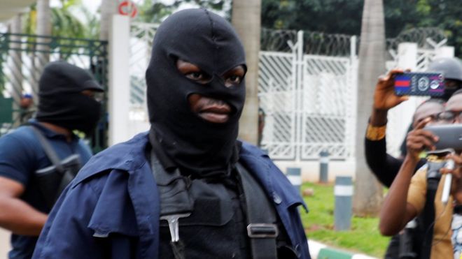 Агенты DSS в масках в парламенте Нигерии