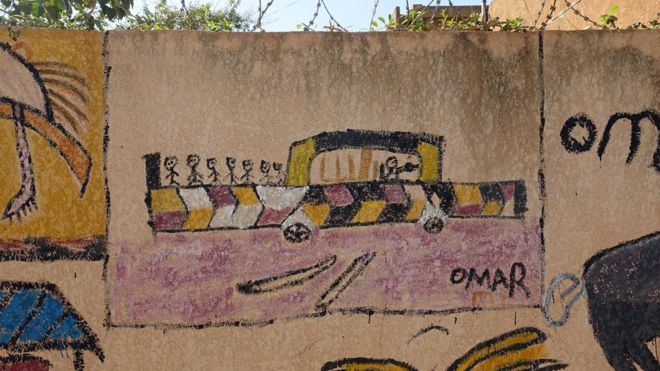 Детский рисунок на стене транспортного средства, пересекающего Сахару - центр реабилитации мигрантов - Ниамей, Нигер