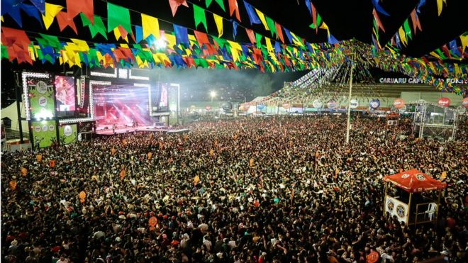 Milhares de pessoas na abetura do São João de Caruaru, em 2019