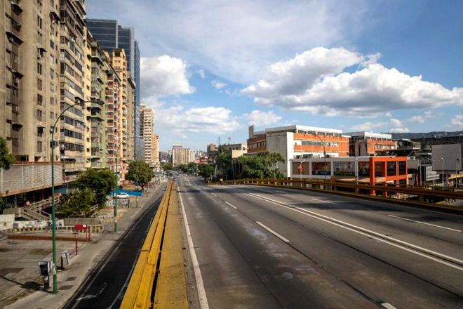 A avenida Francisco de Miranda em Caracas, Venezuela, está praticamente vazia.