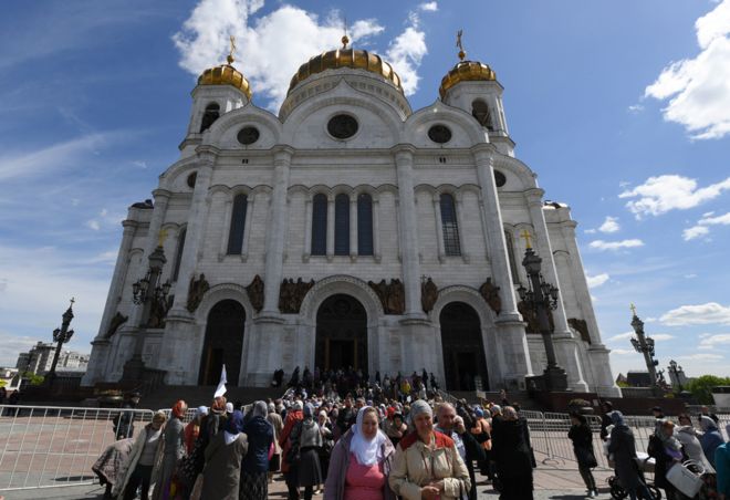 Русские православные верующие покидают Храм Христа Спасителя
