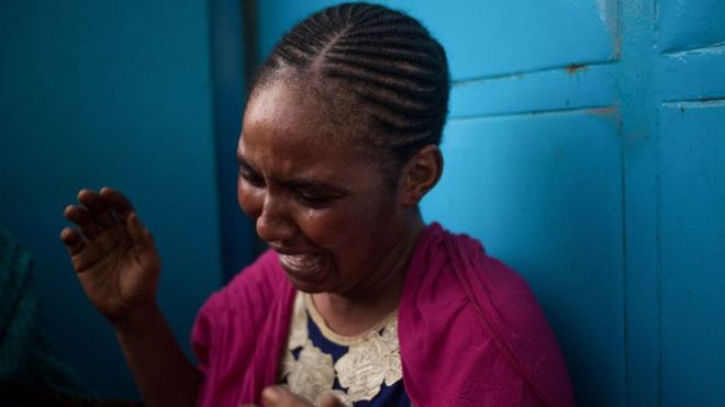 Женщина реагирует на то, как жители 11-го апреля 2018 года перед штаб-квартирой МИНУСКА, миротворческой миссии ООН в Центральноафриканской Республике, в Банги, демонстрируют, что жители преимущественно мусульманского квартала PK5 отправили на хранение более десятка тел погибших. о столкновениях 10 апреля.