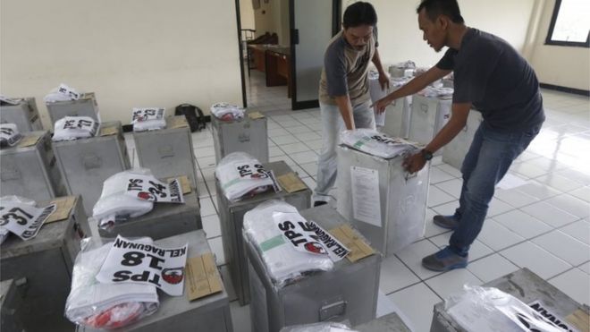 Предвыборные работники готовятся к дню выборов в Джакарте, Индонезия (14 февраля 2017 года)
