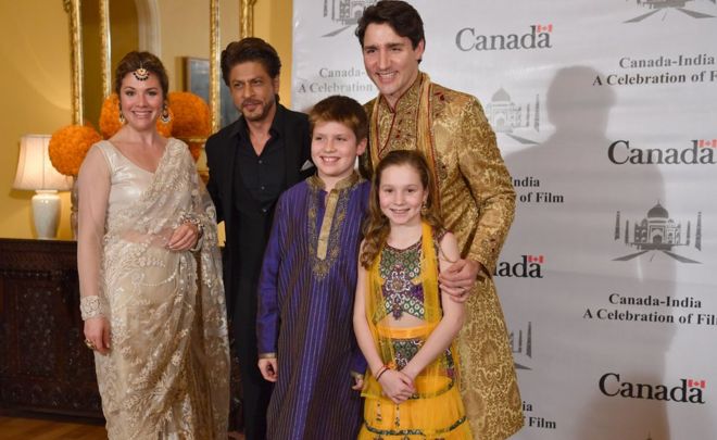 Премьер-министр Канады Джастин Трюдо, его жена Софи Грегуар, дочь Элла-Грейс и сын Ксавье Джеймс позируют для фотосъемки с болливудским актером Шахрукх Ханом в Мумбаи 20 февраля 2018 года.