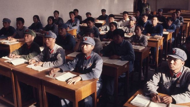 1971年，北京大学正在上课的学生。