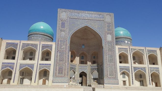 Медресе «Мир-и-Араб» в Бухаре, одно из сотен святых мест и святынь в Узбекистане, привлекающее паломников из дома и за рубежом