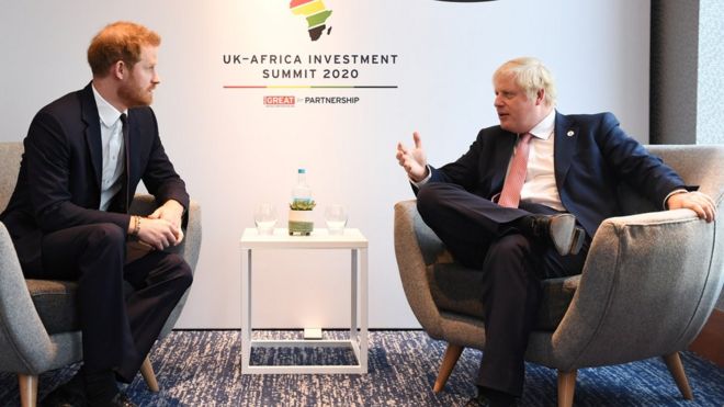Принц Гарри разговаривает с премьер-министром Борисом Джонсоном во время инвестиционного саммита Великобритания-Африка в Лондоне