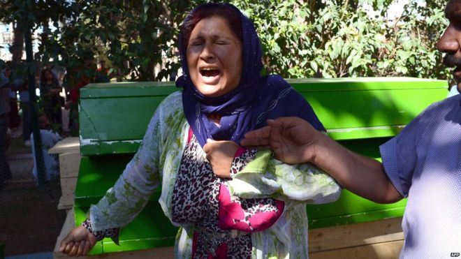 Женщина плачет рядом с гробом жертвы бомбы Суруч (20 июля 2015 г.)