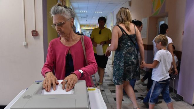 Женщина голосует на избирательном участке в Москве 9 сентября 2018 года во время региональных выборов, на которых доминируют лояльные Кремлю кандидаты, поскольку полиция задержала десятки сторонников оппозиционного лидера, заключенного в тюрьму, который призвал к протестам по поводу пенсионной реформы