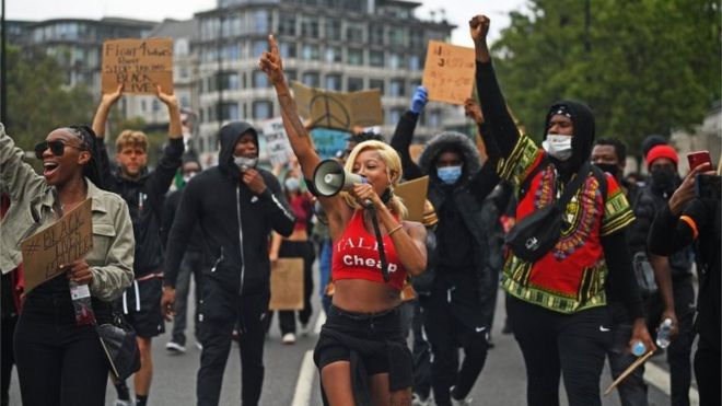 Люди идут к вокзалу Виктория из Гайд-парка во время митинга протеста Black Lives Matter в Лондоне