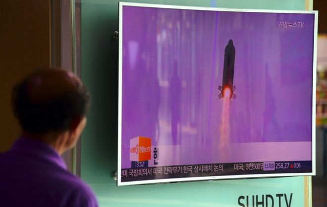Мужчина смотрит телевизионный новостной репортаж, в котором показаны файлы с запуском ракеты Северной Кореей на железнодорожной станции в Сеуле 20 октября 2016 года.