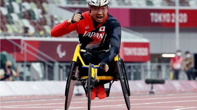 Tokyo 2020 Paralympic Games - Athletics - Men's 400m - T52 Final - Olympic Stadium, Tokyo, Japan - August 27, 2021. Tomoki Sato of Japan celebrates after winning gold REUTERS/Ivan Alvarado