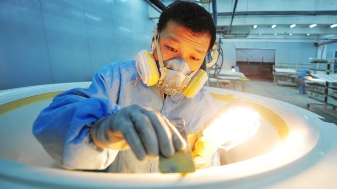 2月9日，青岛一家CT机工厂，一位工人生产CT机的塑料壳。该工厂向武汉火神山医院发送了35台CT机。