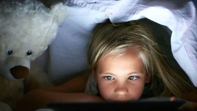 தொழில்நுட்பத்துக்கு அடிமையாகும் குழந்தைகள் - தீர்வு என்ன?