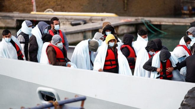 بريطانيا ترسل أول دفعة من طالبي اللجوء إلى رواندا "في غضون أسابيع''