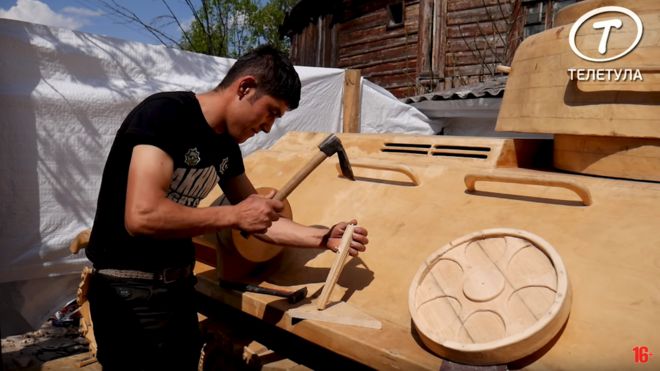 Плотник изготовил полноразмерную деревянную цистерну, Тула, Россия, 2019