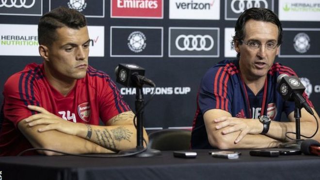 Unai Emery (kulia) akiwa na kikosi cha Arsenal wakati wa mechi za maandilizi ya msimu ujao nchini Marekani