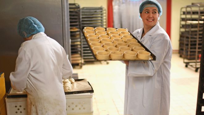 Рут Дэвидсон в пекарне во время всеобщих выборов