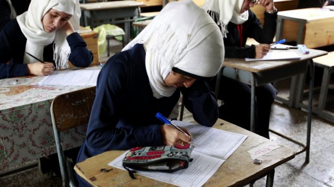 Девушки в йеменском классе сдают экзамен по образу, снятому в 2016 году
