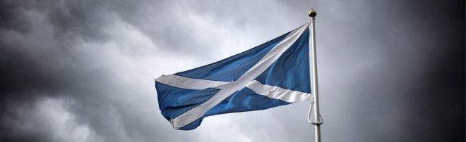Шотландский флаг развевается на границе с Англией 14 сентября 2014 года в Carter Bar, Шотландия.