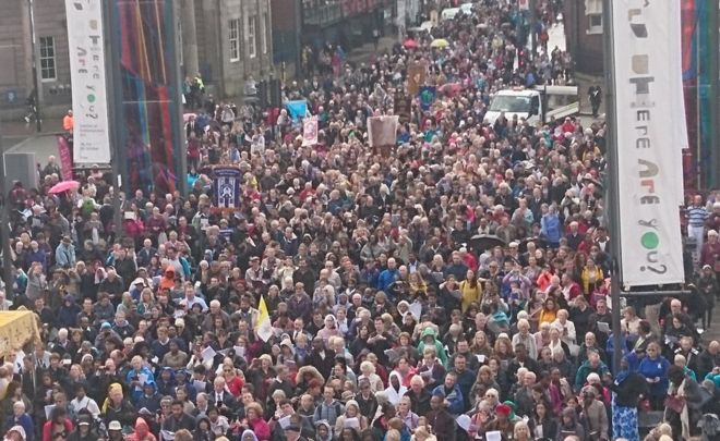 Тысячи людей ходят в шествии в Ливерпуле