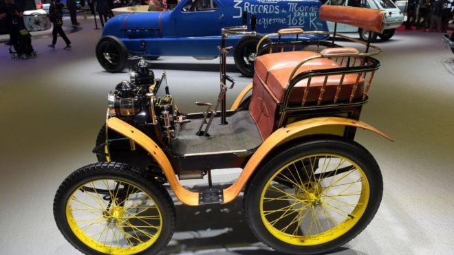 Là nước chủ nhà, Pháp giới thiệu cả một chiếc xe Renault từ năm 1898, đời xe đầu tiên của hãng này.