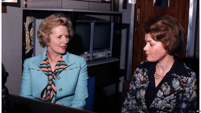 Маргарет Тэтчер разговаривает со Сью МакГрегор на BBC в 1976 году