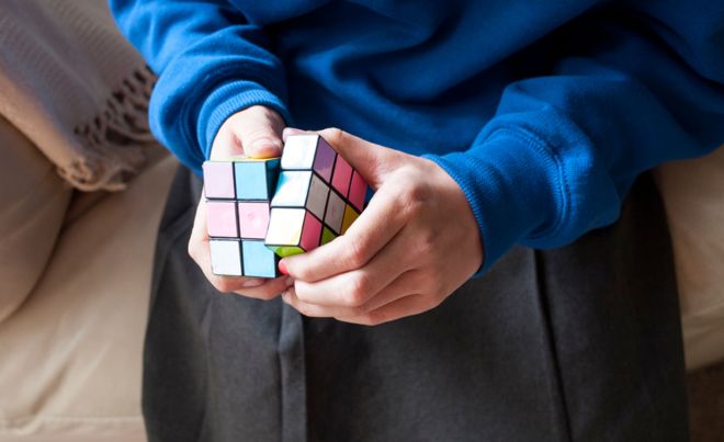 Ребенок делает кубик Рубика