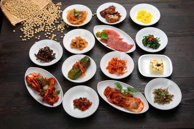 Стол с множеством маленьких корейских блюд