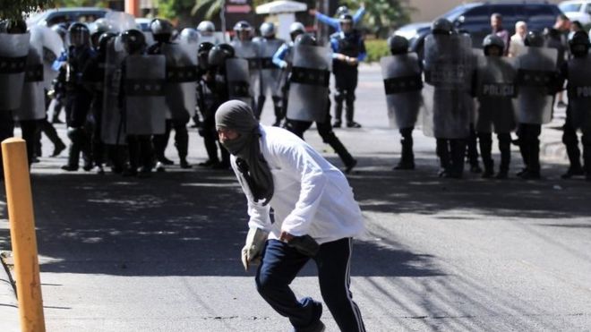 Сторонники политической партии Libertad y Refundacion (LIBRE) столкнулись с полицией в Тегусигальпе, Гондурас, 27 января 2019 года.