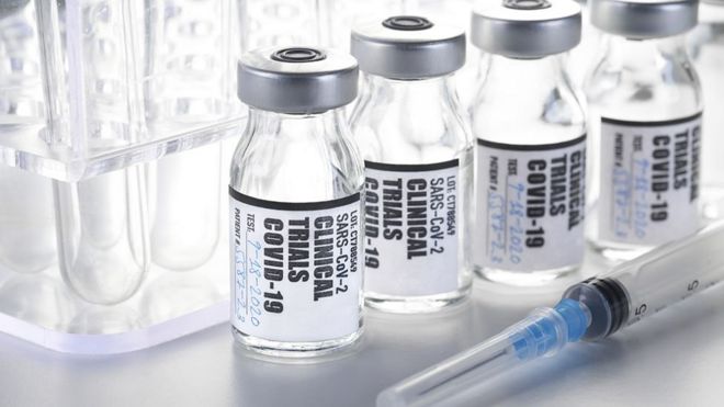 Decenas de científicos alrededor del mundo trabajan en el desarrollo de una vacuna contra covid-19.
