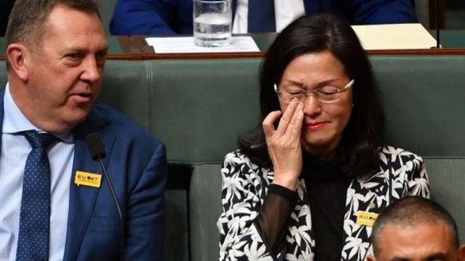 周四（9月12日）澳洲自由黨議員皮爾斯（Gavin Pearce 左）在眾議院質詢期間安慰廖嬋娥（Gladys Liu）