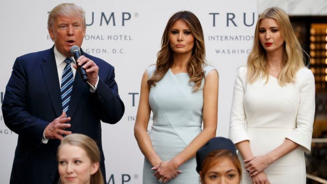 Дональд Трамп говорит рядом с женой Меланией и дочерью Иванкой