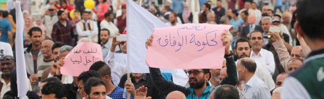 Сторонники правительства единства выкрикивают лозунги во время демонстрации на площади мучеников в Триполи, Ливия - 1 апреля 2016 года
