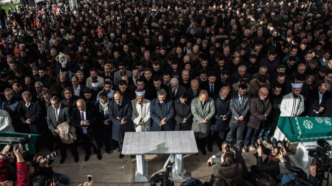 Люди посещают символическую поминальную молитву за саудовского журналиста Джамаля Хашогги, убитого в саудовском консульстве в Стамбуле, во дворе мечети Фатих в Стамбуле, 16 ноября 2018 года