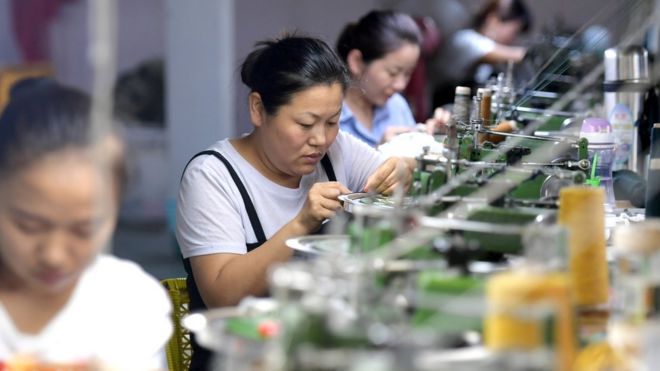 Женщина работает на фабрике в Китае