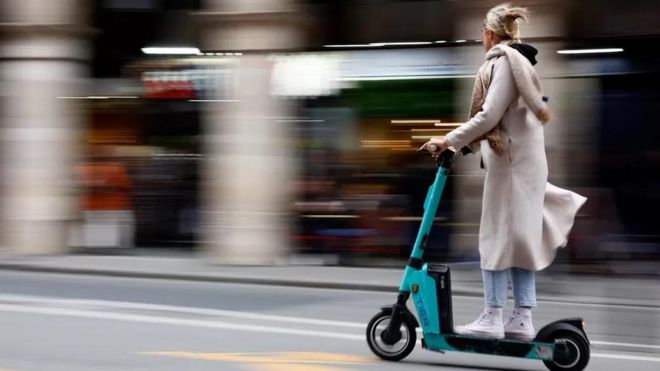 mulher andando em patinete eltrico