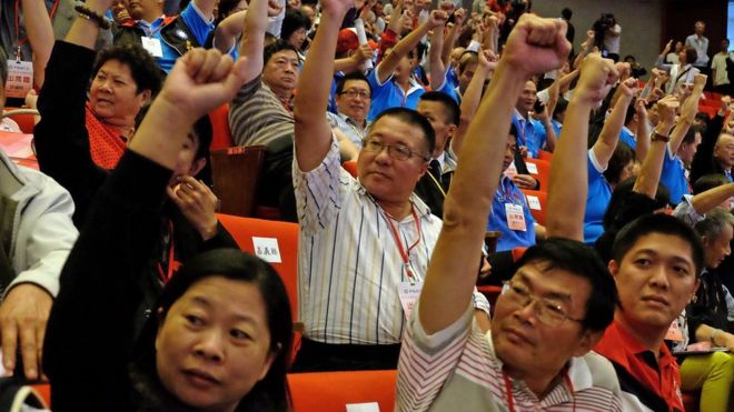 Члены правящего Тайваня Гоминьдана (Гоминьдан) поднимают кулаки во время съезда партии в Тайбэе 17 октября 2015 года.