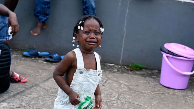 Niña llora en Haití