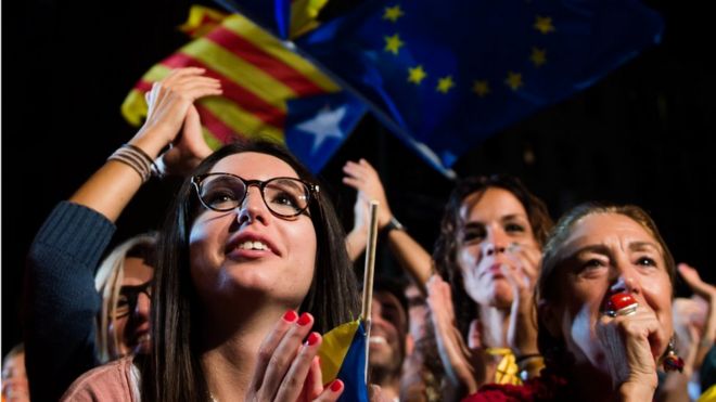 Толпа ждет результатов выборов в Барселоне