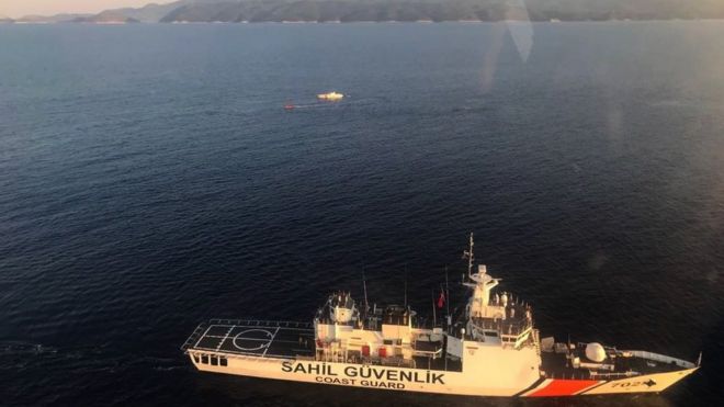 Береговая охрана Турции Сахиль Гевенлик ищет 3 мая 2018 года выживших беженцев на тонущем корабле в Средиземном море в Анталье, Турция.