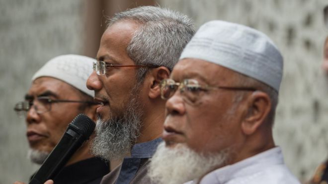 Putra Ba'asyir, Rosyid (kedua dari kiri) dalam jumpa pers Rabu (23/01) di Pondok Pesantren Al Mukmin, Ngruki.