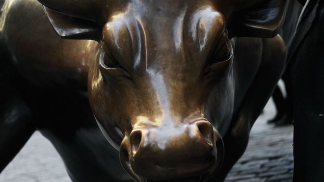 бронзовая статуя быка на Уолл-стрит в Нью-Йорке