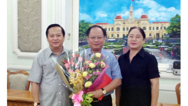 Ông Nguyễn Hữu Tín, khi làm phó chủ tịch UBND TPHCM, trao quyết định chỉ định của Thành ủy để ông Tất Thành Cang, Giám đốc Sở GTVT, giữ nhiệm vụ Phó Bí thư Đảng ủy Sở GTVT năm 2012