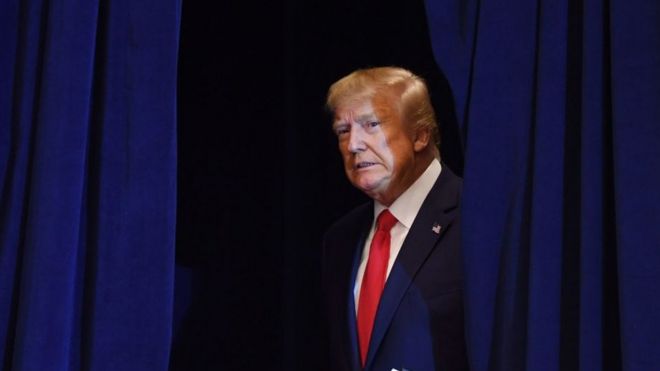 Trump es fotografiado detrás de las cortinas en una asamblea de la ONU.