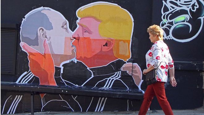 Mural de Putin y Trump besándose.