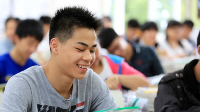 Студенты сдают вступительный экзамен в колледж 2014 года в Китае или «гаокао» в Ронгане.